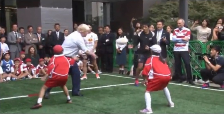 Le maire de Londres Boris Johnson percute un enfant lors d’un match de rugby !