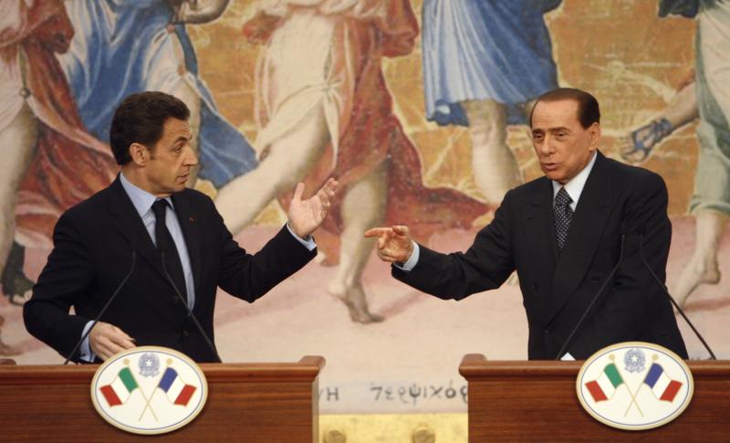 Berlusconi dézingue Sarkozy dans un livre : « Quel crétin ! »