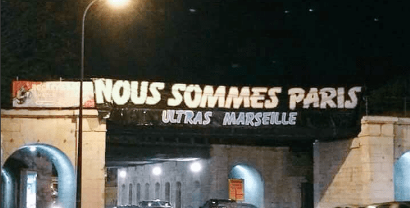 « Nous sommes Paris » la banderoles des Ultras de Marseille
