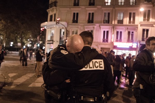 Attentats de Paris : Le cliché des policiers enlacés fait jubiler Daech