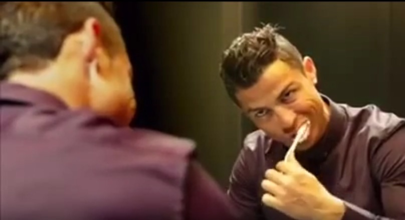 Vidéo : Cristiano Ronaldo souhaite joyeux Noël… avec sa brosse à dents