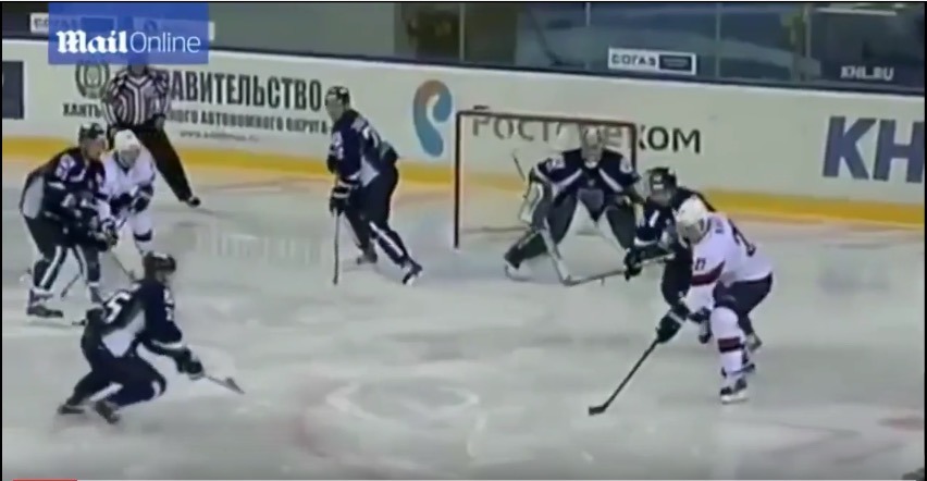Vidéo : Frayeur pour un hockeyeur coupé à la gorge en plein match