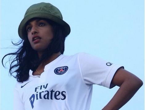 Fly Pirates : une chanteuse détourne le maillot du PSG, le club se fâche