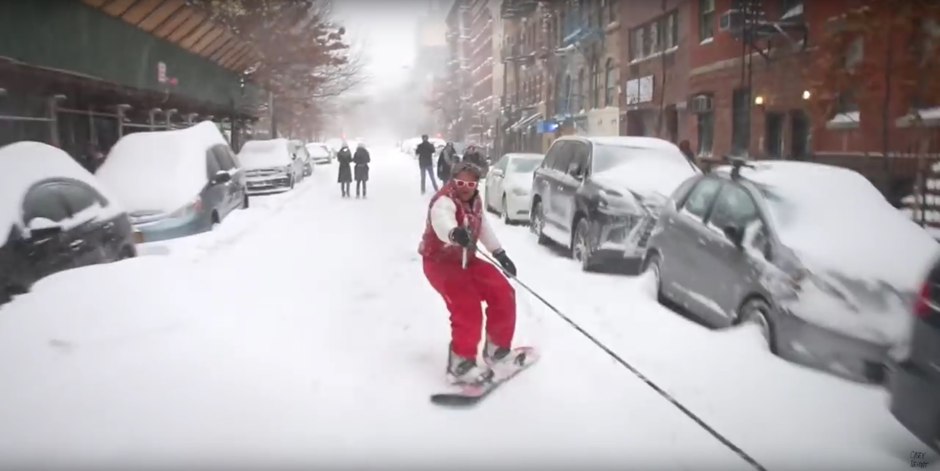 Snowboard, natation… Quand Snowzilla transforme les rues de New York !
