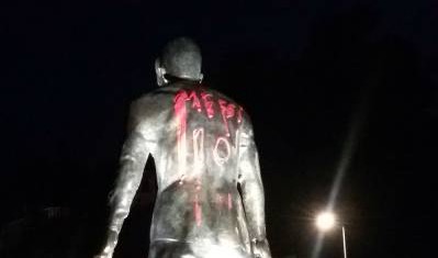 La statue de Ronaldo vandalisée par des fans de Messi