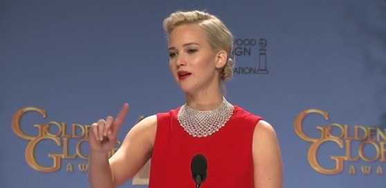 Golden Globes 2016 : Jennifer Lawrence charge un journaliste