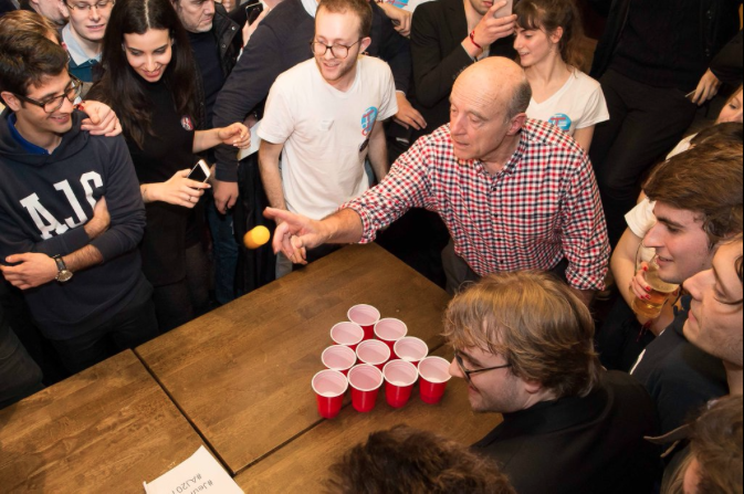 Insolite : quand Alain Juppé s’adonne au beer pong !