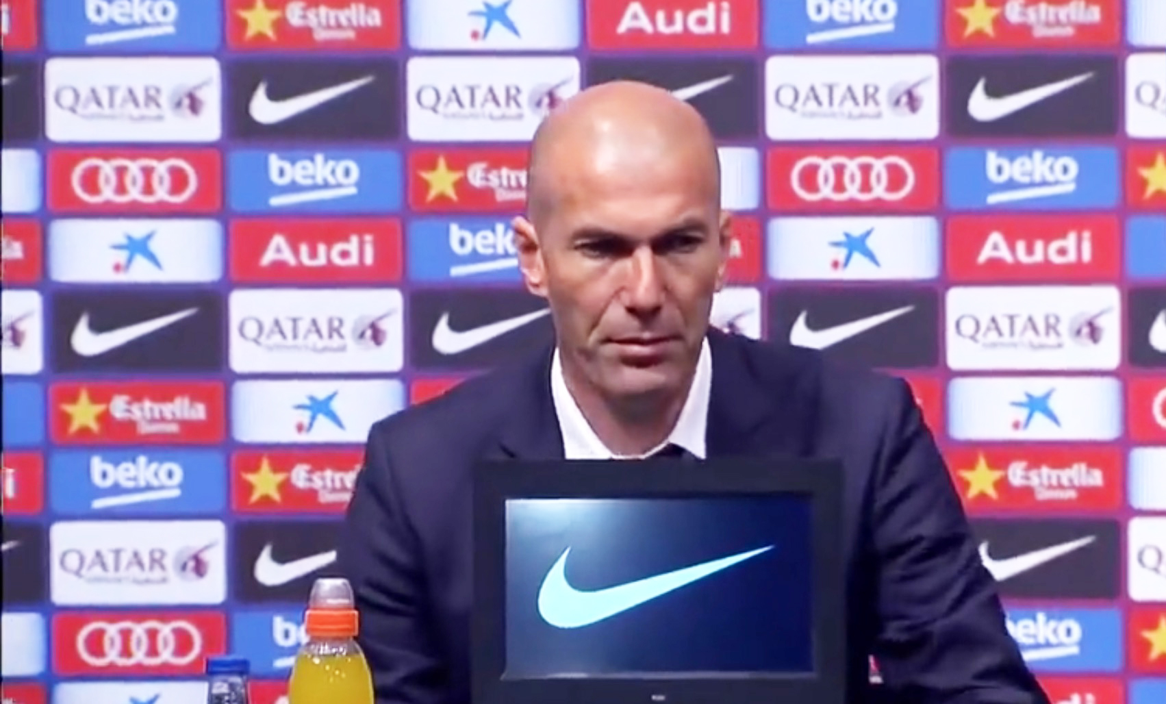 Insolite : Zidane colle sous chewing-gum sous une table (Vidéo)