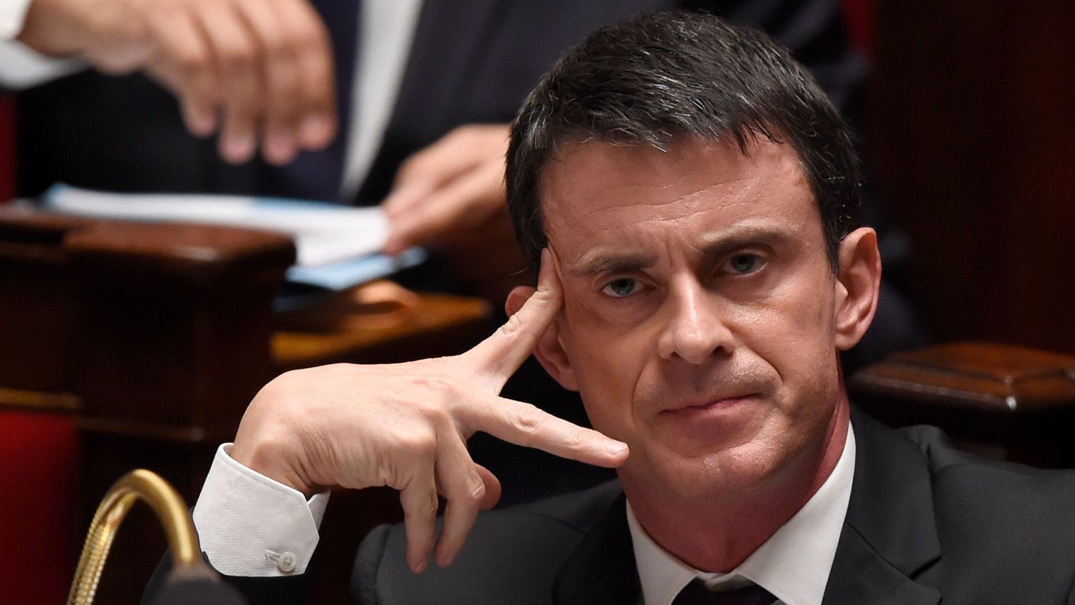 Evry : un montage de Manuel Valls en Hitler fait polémique, un employé municipal suspendu