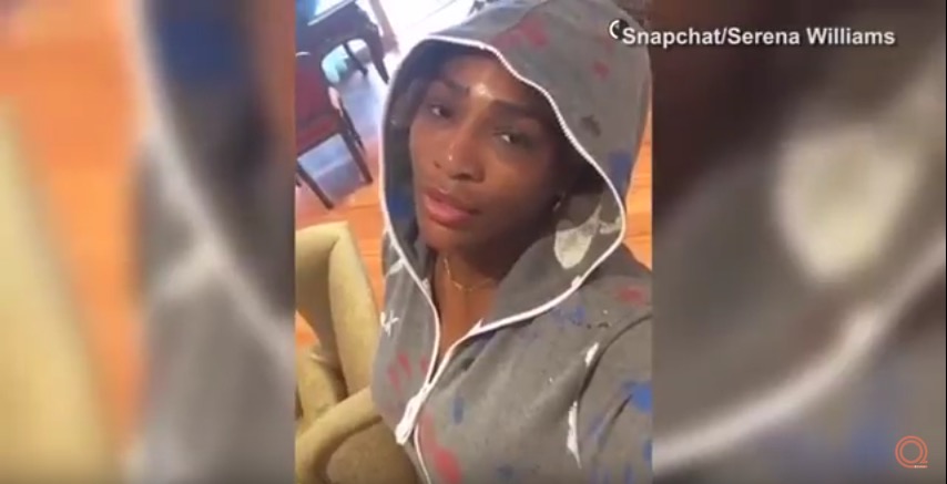 Insolite : Serena Williams goûte la nourriture pour chien de son hôtel et se filme
