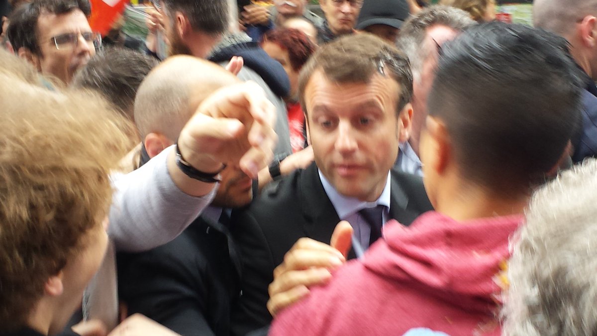 Vidéo : Emmanuel Macron accueilli par des jets d’oeufs à Montreuil