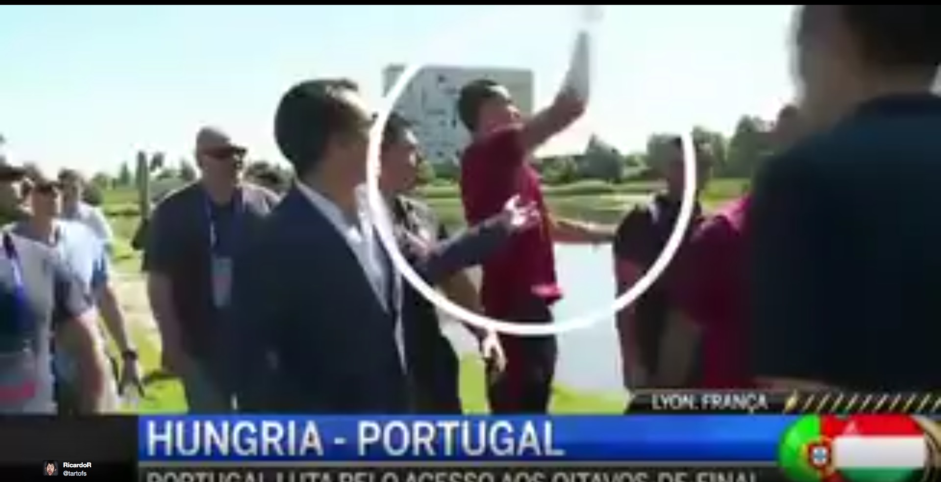 Euro 2016 : Énervé, Cristiano Ronaldo balance le micro d’un journaliste dans un lac (Vidéo)