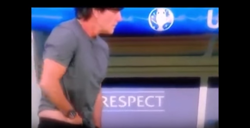 Allemagne : le geste peu élégant de Joachim Low pris la main dans le sac ! (Vidéo)