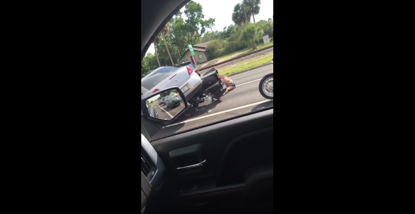 Choc : un automobiliste pète un plomb et écrase un motard (vidéo)