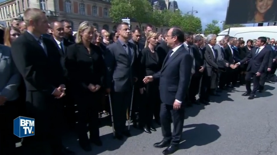 Hommage aux policiers tués : un policier refuse de serrer la main à Hollande et Valls