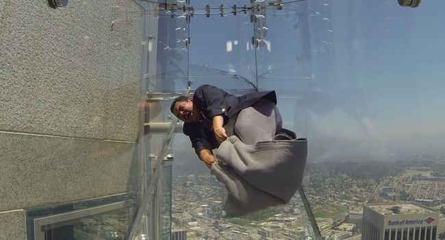 Vidéo : Los Angeles inaugure un toboggan de verre à 300 mètres de haut !