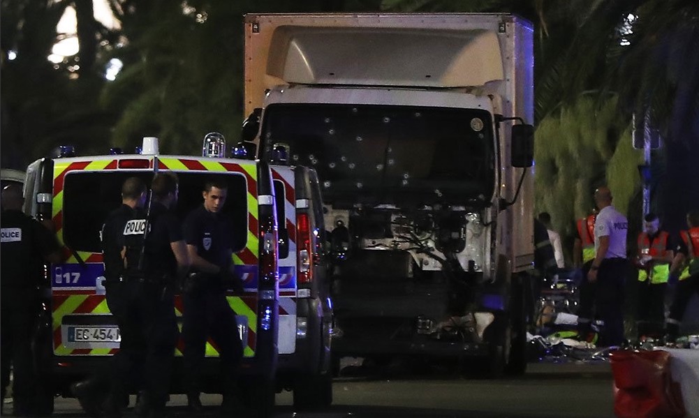 Nice : Un camion fonce sur la foule – Le bilan s’alourdit à 84 morts – le chauffeur est un franco-tunisien de 31 ans – DAESH revendique l’attaque