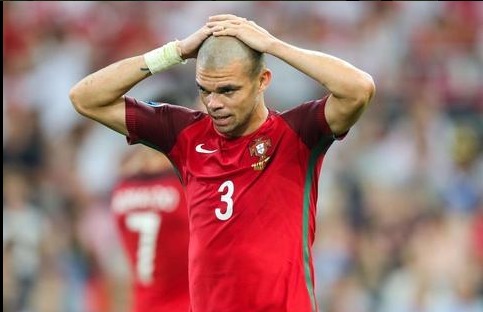 Vidéo : Quand Pepe vomit au coup de sifflet final de France-Portugal