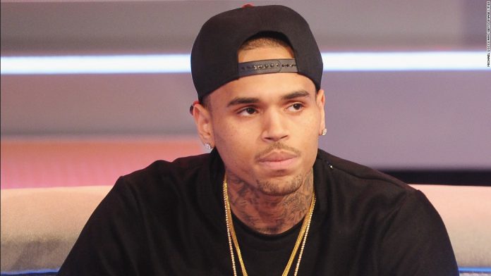Le rappeur Chris Brown arrêté, suspecté d’avoir menacé une femme avec une arme à feu