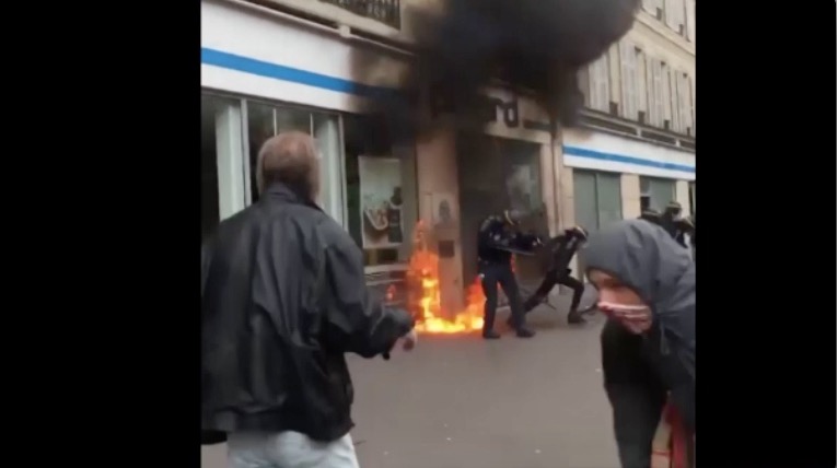 Manifestation Loi travail : Un CRS brûlé par un cocktail molotov (vidéo)