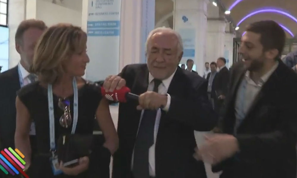 Coup de sang : DSK jette le micro d’un journaliste de Quotidien (Vidéo)