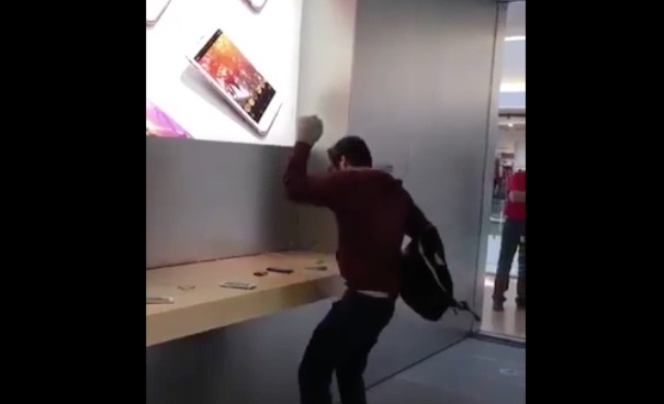 Dijon : un client mécontent détruit l’Apple Store avec une boule de pétanque ! (vidéo)