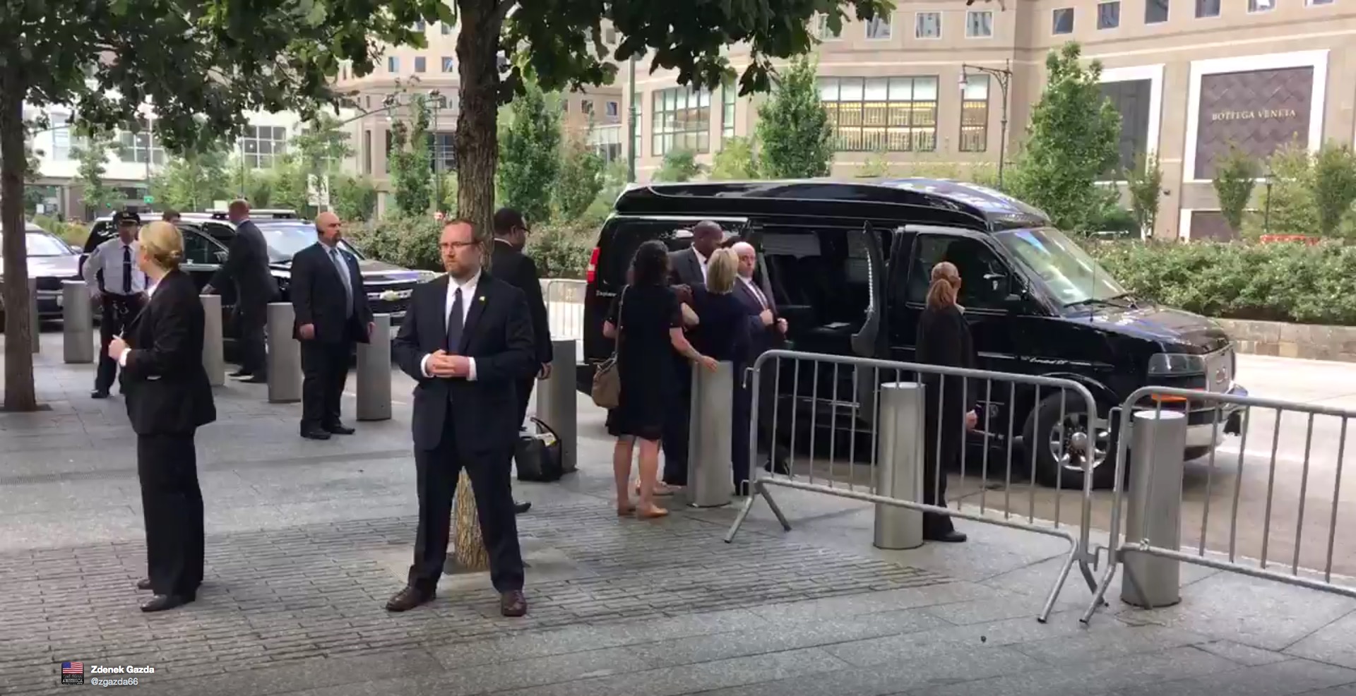 Vidéo : Hillary Clinton, victime d’un malaise, lors de la cérémonie anniversaire des attentats du 11 septembre