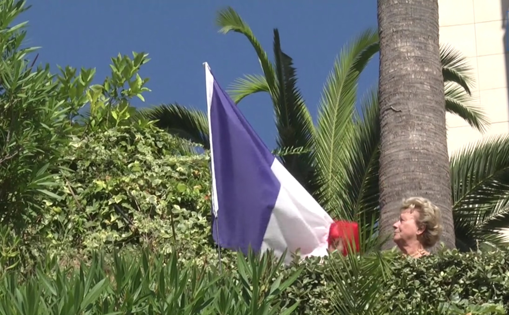 Nice : Un couple prié de retirer le drapeau français planté dans son jardin – Foncia s’excuse
