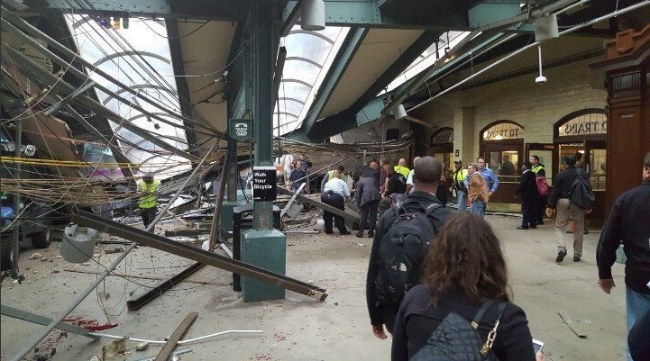 Un train déraille dans le New Jersey – Les images impressionnantes – au moins 3 morts et une centaine de blessés