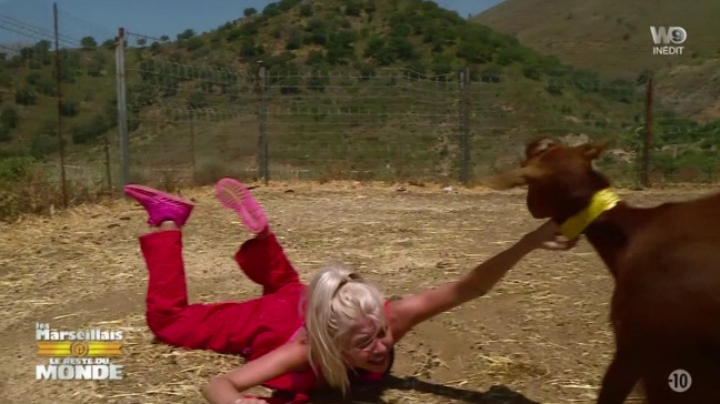 Jessica se fait trainer au sol … par une chèvre !!!