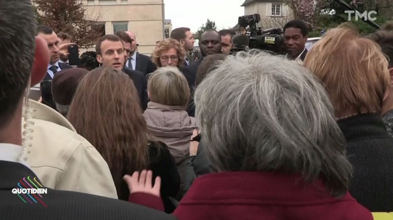 Emmanuel Macron pris à parti par des retraités !!!