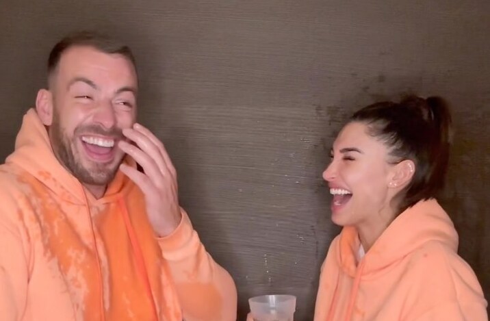 Julien Bert et Mélanie Dedigama en train de rire sur une vidéo instagram