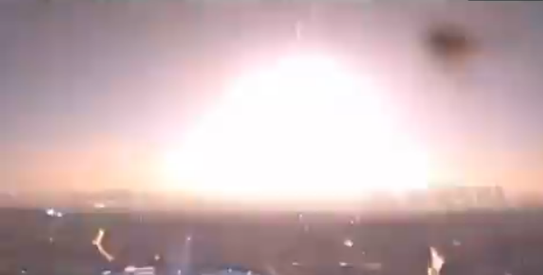 Un météore heurte l’atmosphère terrestre au-dessus de la France et illumine le ciel de Paris (vidéos).