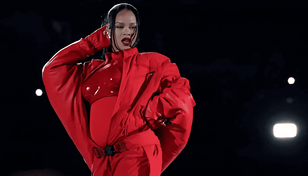 Rihanna à nouveau enceinte: elle révèle le secret avec une performance fabuleuse au 57ème Super Bowl