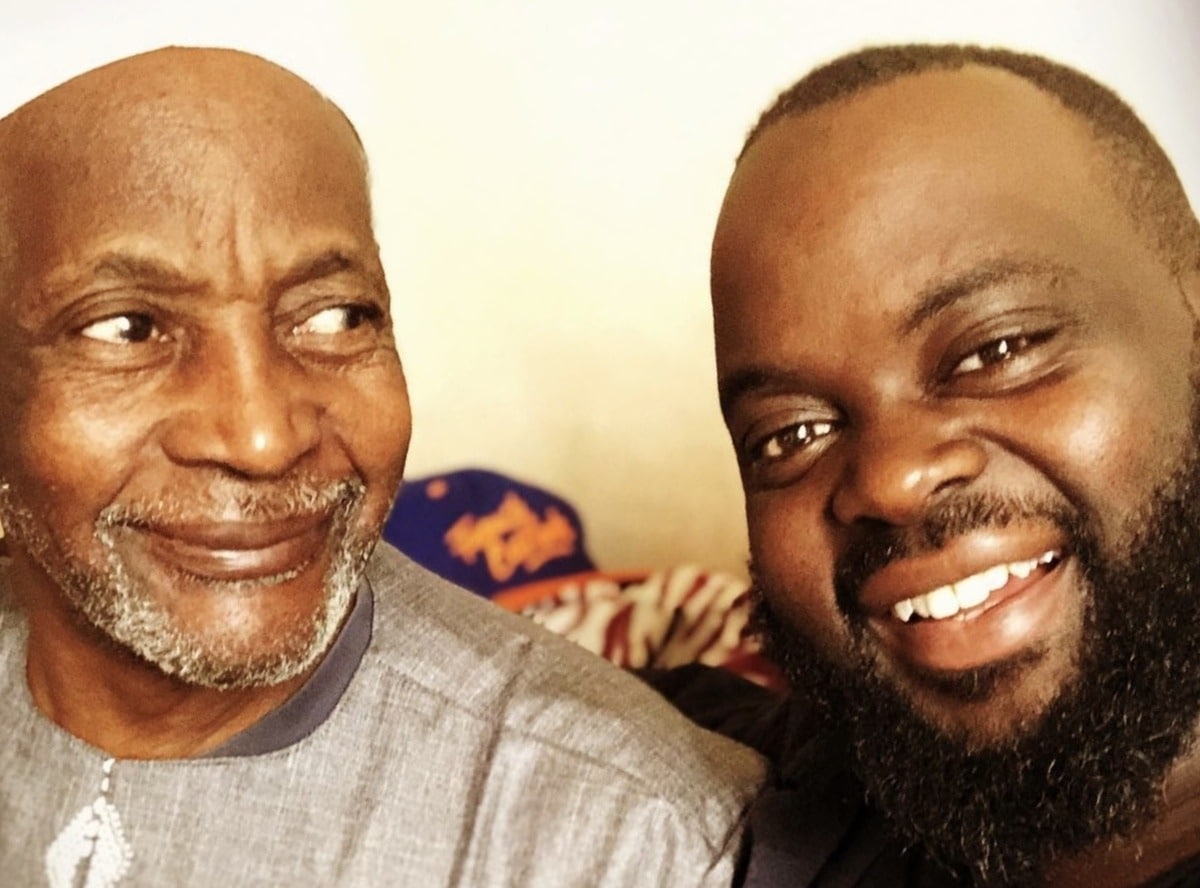 Le père d’Issa Doumbia nous quitte : l’humoriste face au deuil