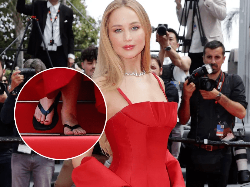 Jennifer Lawrence montre ses pieds sur le tapis rouge de Cannes après avoir porté des tongs. 