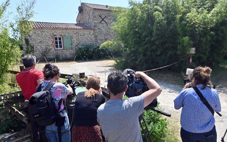 Plusieurs journalistes devant la maison de Karine Esquivillon et Michel Pialle, son mari.