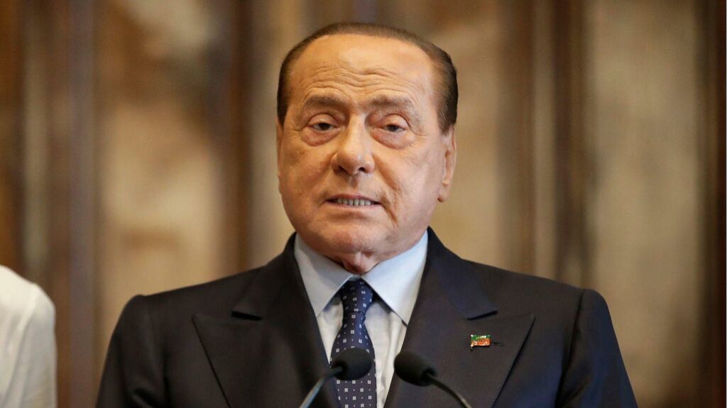 Une photographie candidement prise qui capture Silvio Berlusconi dans un moment plus détendu, mettant en évidence son sourire chaleureux et son caractère affable, dévoilant le côté personnel de cet homme d'État énigmatique.