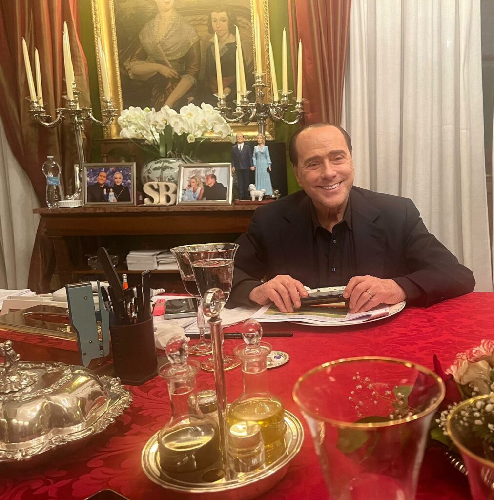 Un portrait de Silvio Berlusconi, dégageant confiance et autorité, vêtu d'un costume sur mesure et arborant un sourire distingué, capturant l'essence de sa carrière politique influente.