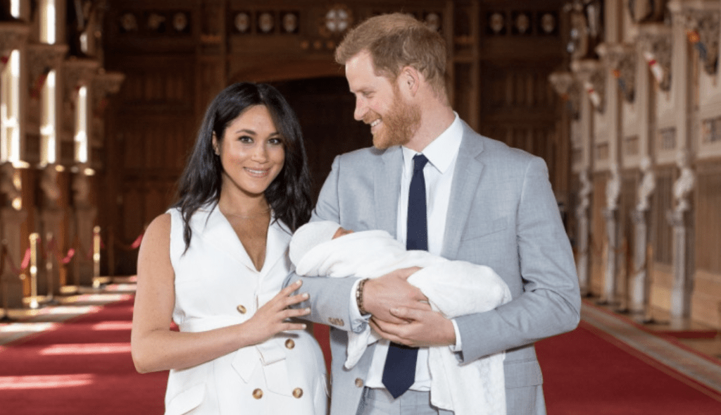Le prince Harry et son épouse Meghan Markle qui présentent leur fils, Archie