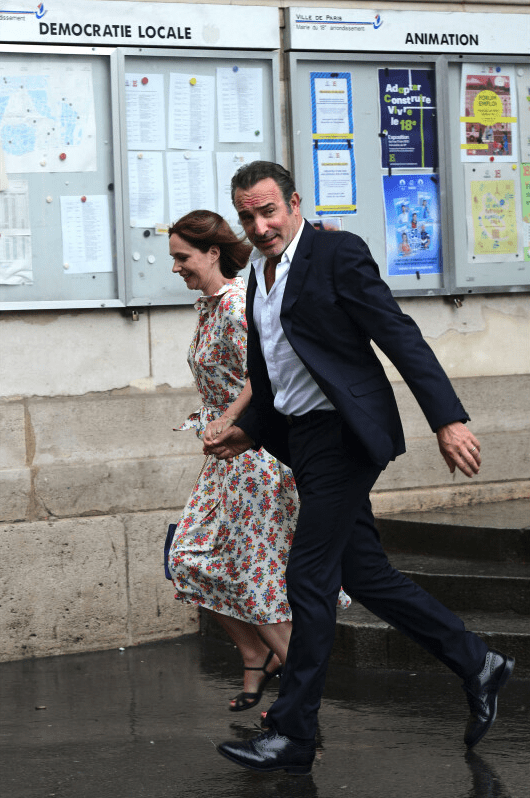 Jean Dujardin et Nathalie Péchalat courant se réfugier de la pluie lors du mariage de Claude Lelouch