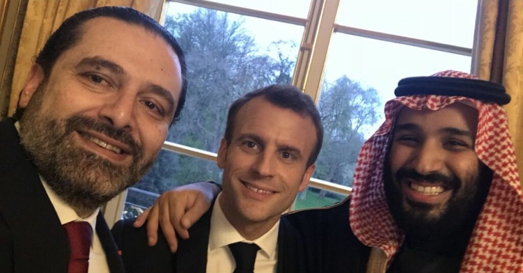 Selfie du Premier ministre libanais Saad Hariri, Emmanuel Macron et Mohammed Ben Salmane sur un selfie dans un restaurant parisien.
