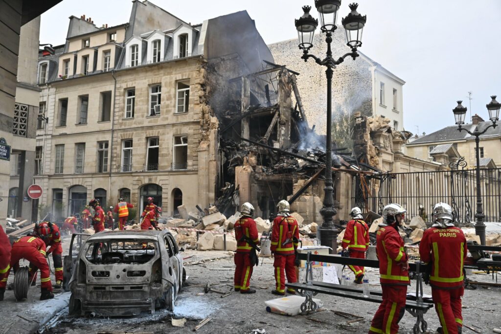 Suite à une puissante explosion qui a dévasté un immeuble à Paris, 260 Pompiers de Paris et 200 policiers ont été mobilisés pour secourir les victimes et assurer la sécurité de la zone d'intervention.