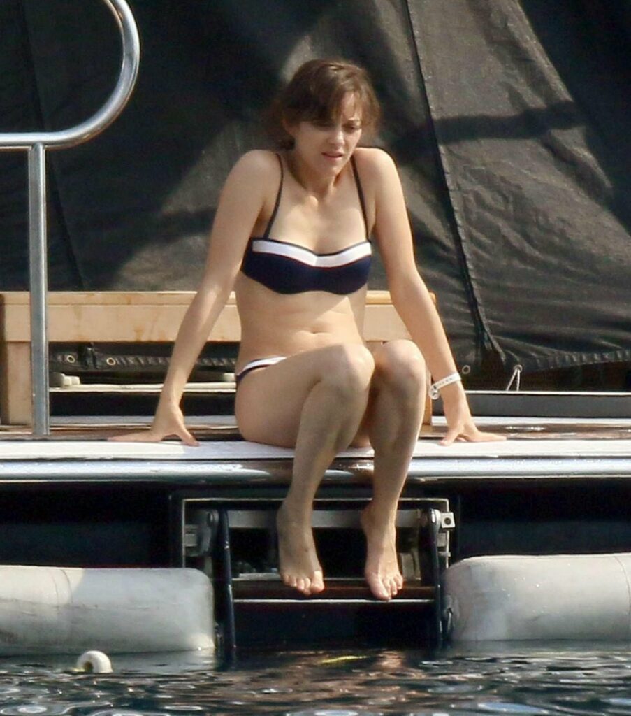 Marion Cotillard en soutien-gorge, en vacances sur son yacht après les déclarations polémiques qu'elle a faites sur les soulèvements de la terre