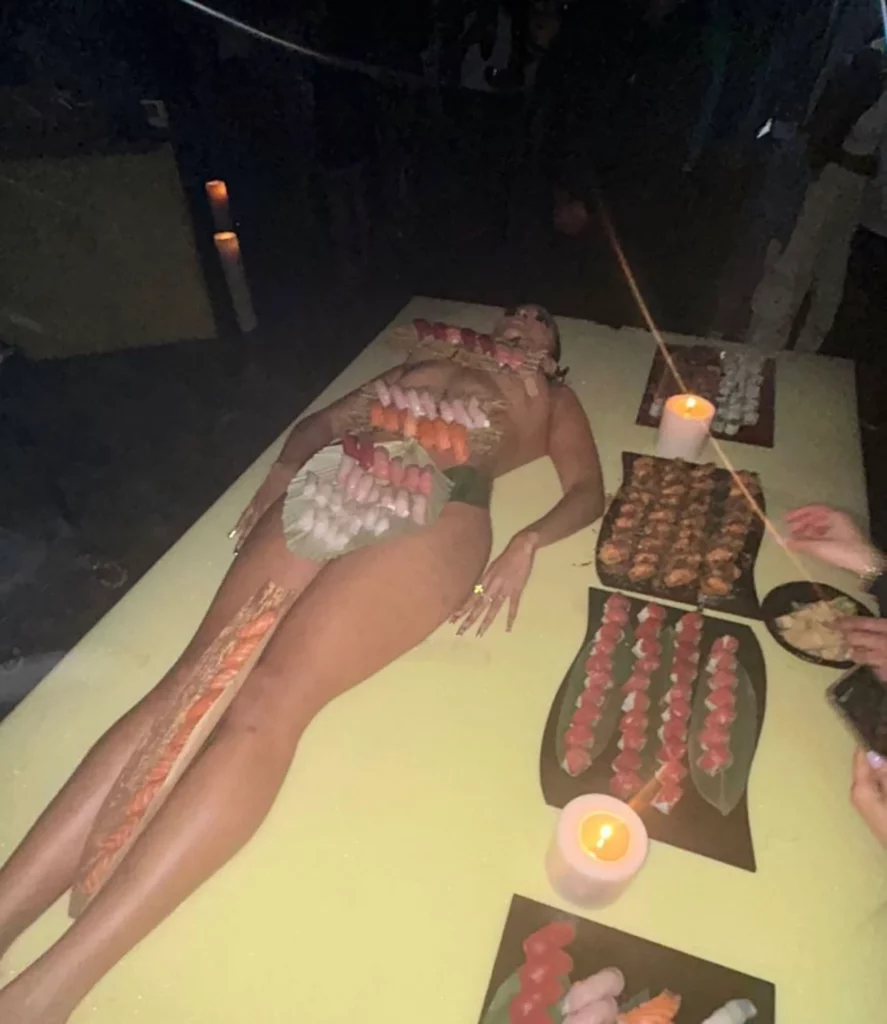 Kanye West sert des sushis sur une femme nue lors de son 46e anniversaire avec sa fille