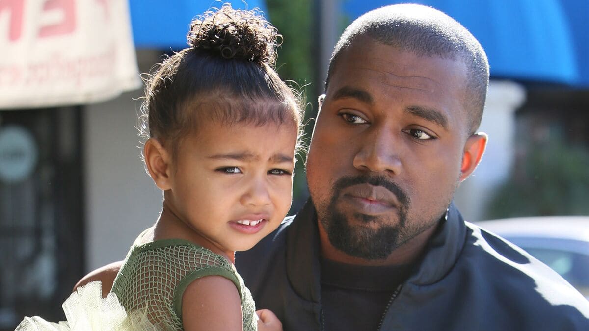 La fille de Kanye West présente à une fête d’anniversaire adulte : Kanye West et sa fille au centre d’une nouvelle polémique.