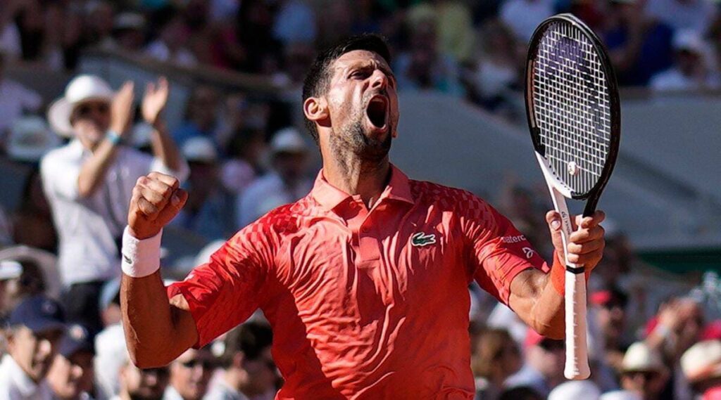 Le Serbe Novak Djokovic, vainqueur de Roland Garros 2023 serre son poing après avoir marqué un point contre l'Espagnol Alejandro Davidovich Fokina lors de leur troisième match du tournoi de tennis Open de France au stade Roland Garros à Paris.