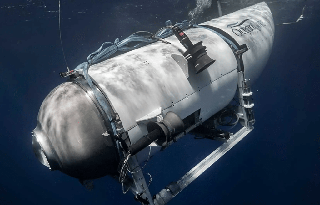 Le sous-marin Titane d'Ocean gate en dessous de la surface de l'Océan lors d'une précédente expédition.