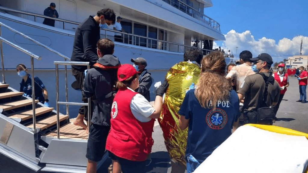 Des rescapés pris en charge par les secours Grecs après avoir été retrouvé en mer.