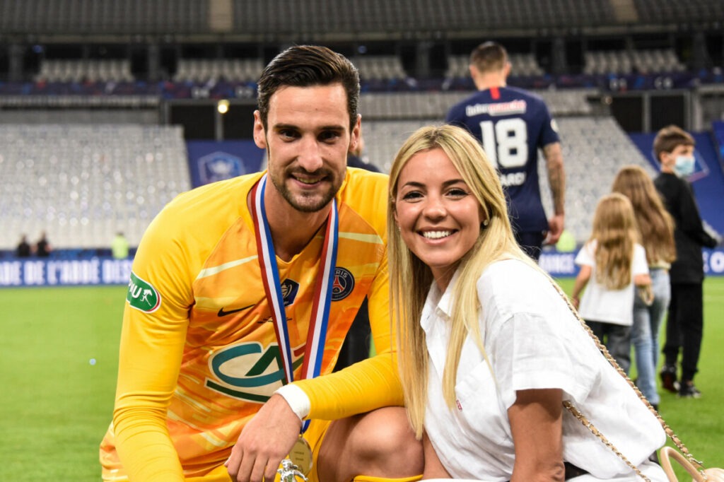 Sergio Rico et sa femme au stade de France après avoir remporté la Coupe du France avec le PSG.